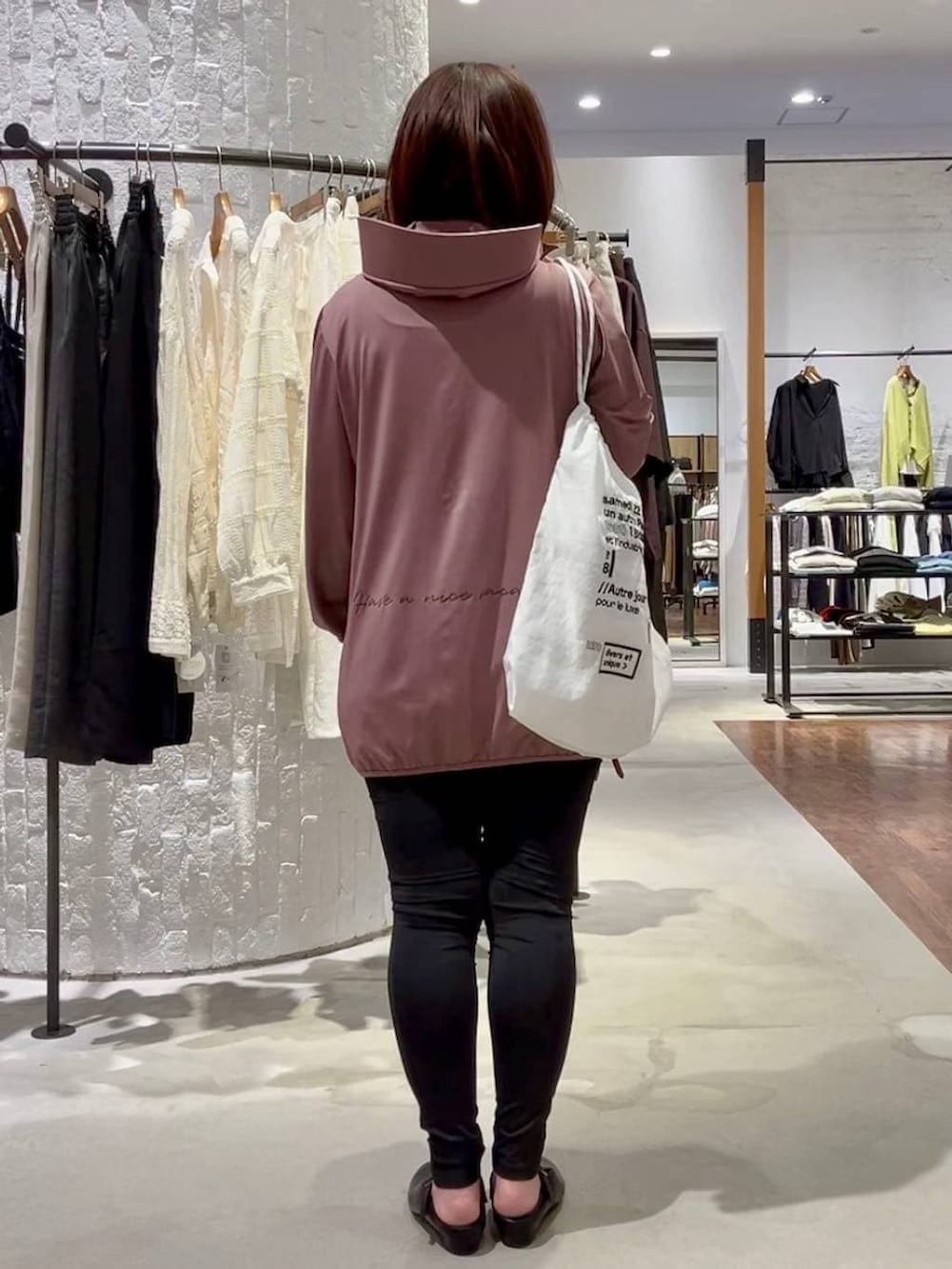 ホワイト系のトートバッグ、レッド系のタンクトップ、ブラック系のパンプスを着用したレディースの春コーディネートの4枚目の写真