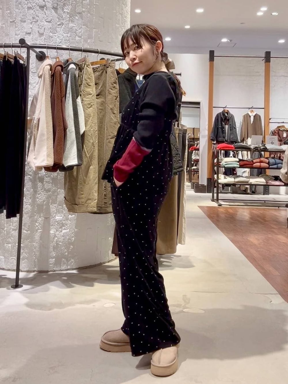 ブラック系のニット/セーター、ベージュ系のブルゾン、ベージュ系のその他シューズを着用したレディースの冬コーディネートの6枚目の写真