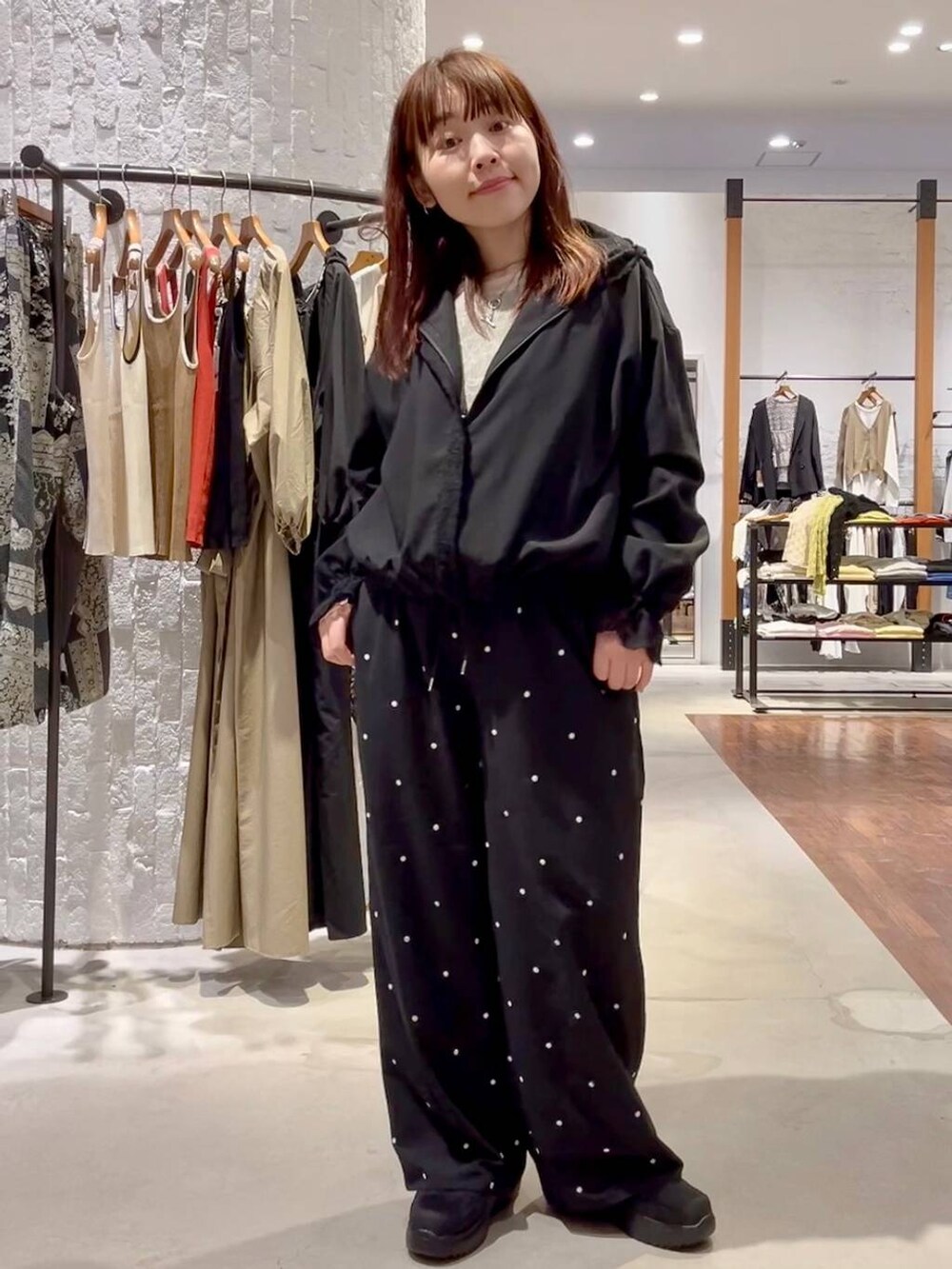 ブラック系のその他シューズ、ホワイト系のTシャツ/カットソー、ブラック系のその他パンツを着用したレディースの春コーディネートの2枚目の写真