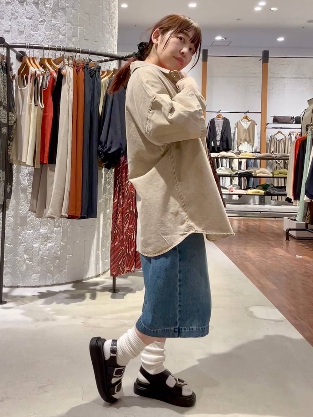 ブラック系のサンダル、ブルー系のデニムパンツ、ホワイト系のTシャツ/カットソーを着用したレディースの春コーディネートの4枚目の写真
