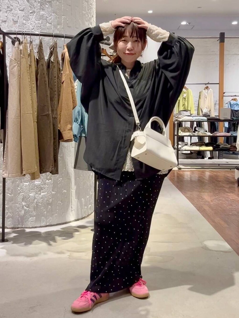 ホワイト系のショルダーバッグ、グレー系のシャツ/ブラウス、ホワイト系のシャツ/ブラウスを着用したレディースの春コーディネートの3枚目の写真