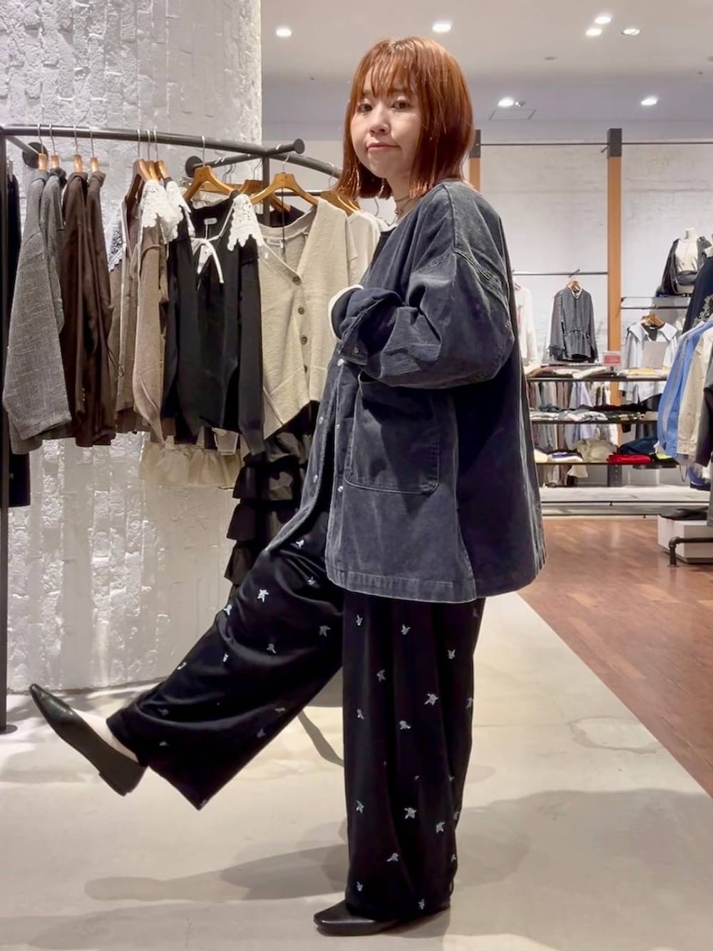 ブルー系のカーディガン/ボレロ、ブラック系のその他パンツ、ブラック系のその他トップスを着用したレディースの秋コーディネートの4枚目の写真