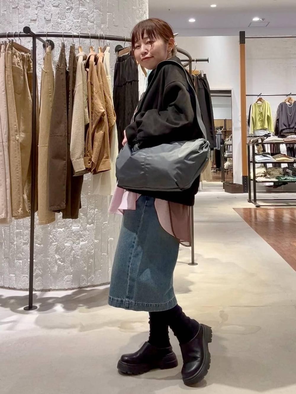 ブラック系のその他シューズ、ブラック系のブルゾン、ブラック系のショルダーバッグを着用したレディースの春コーディネートの4枚目の写真