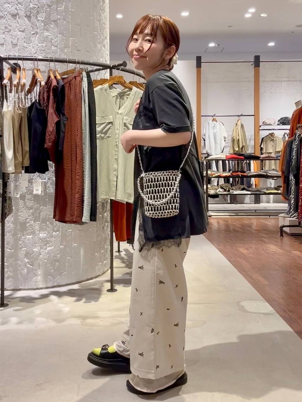 ベージュ系のその他パンツ、ブラック系のサンダル、シルバー系のショルダーバッグを着用したレディースの春コーディネートの4枚目の写真