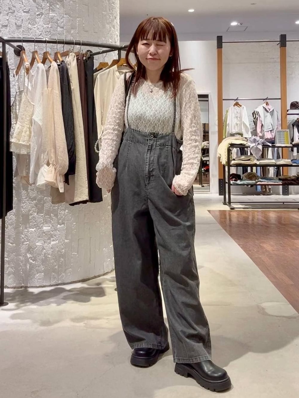 ブラック系のボストンバッグ、ブラック系のその他シューズ、グレー系のサロペット/オーバーオールを着用したレディースの春コーディネートの4枚目の写真