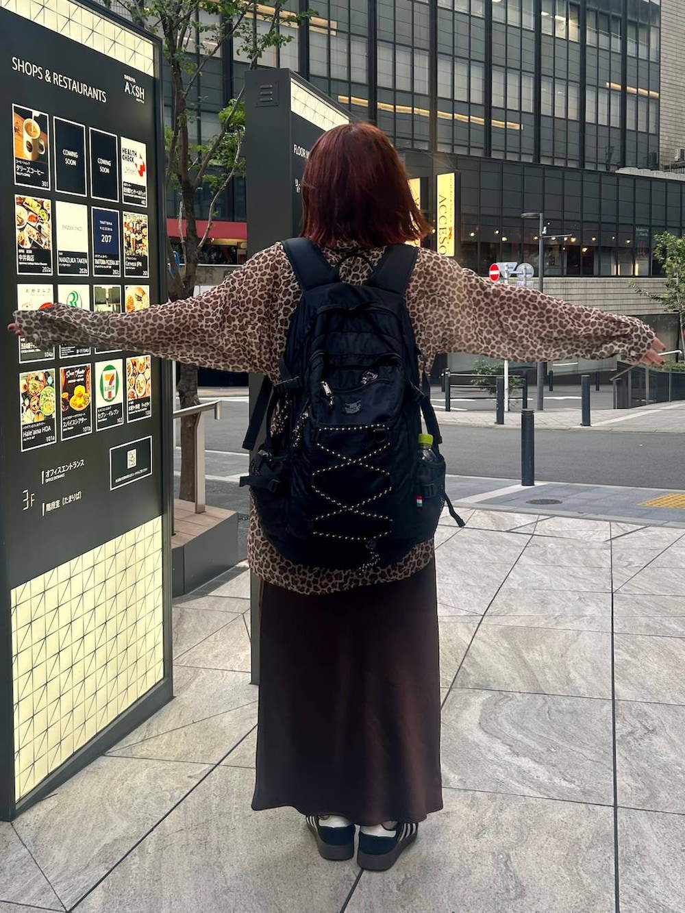 ブラウン系のスカート、ブラック系のスニーカー、その他のシャツ/ブラウスを着用したレディースの夏コーディネートの5枚目の写真