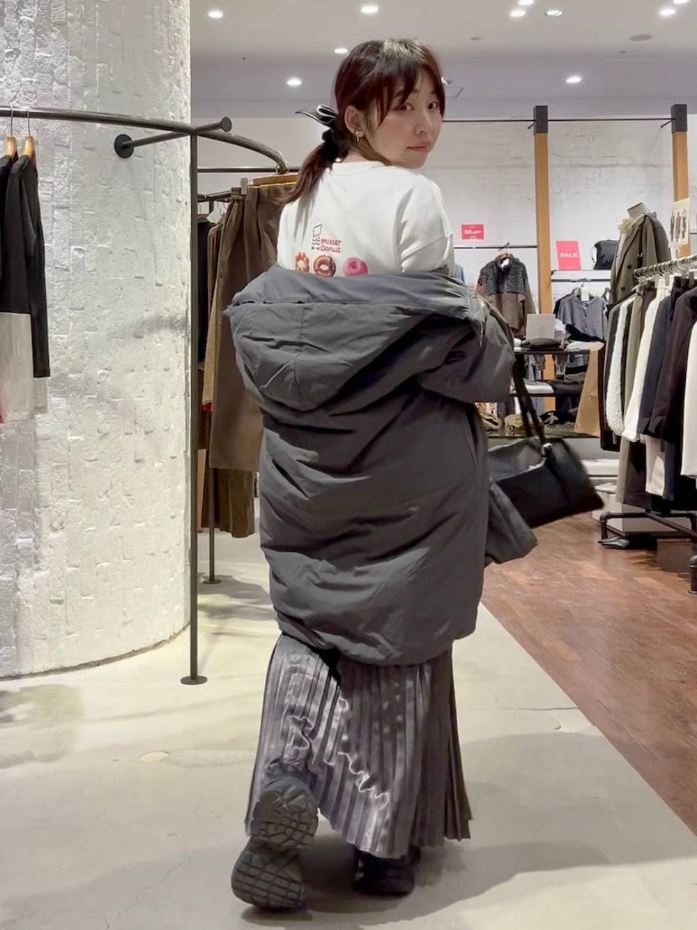 ホワイト系のTシャツ/カットソー、グレー系のその他アウター、グレー系のスカートを着用したレディースの冬コーディネートの6枚目の写真