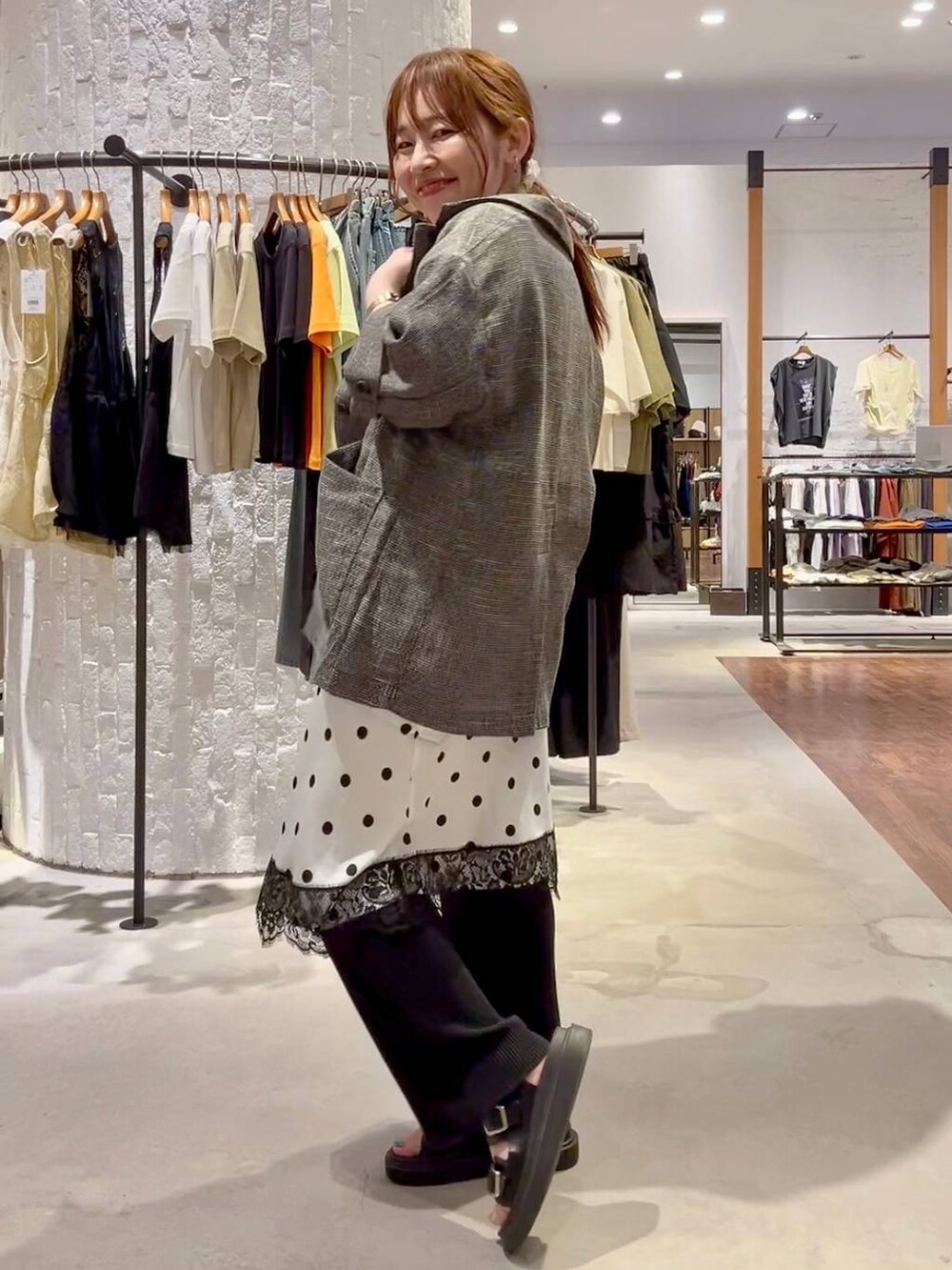 ブラック系のその他パンツ、ブラック系のサンダル、ブラック系のテーラードジャケットを着用したレディースの夏コーディネートの4枚目の写真