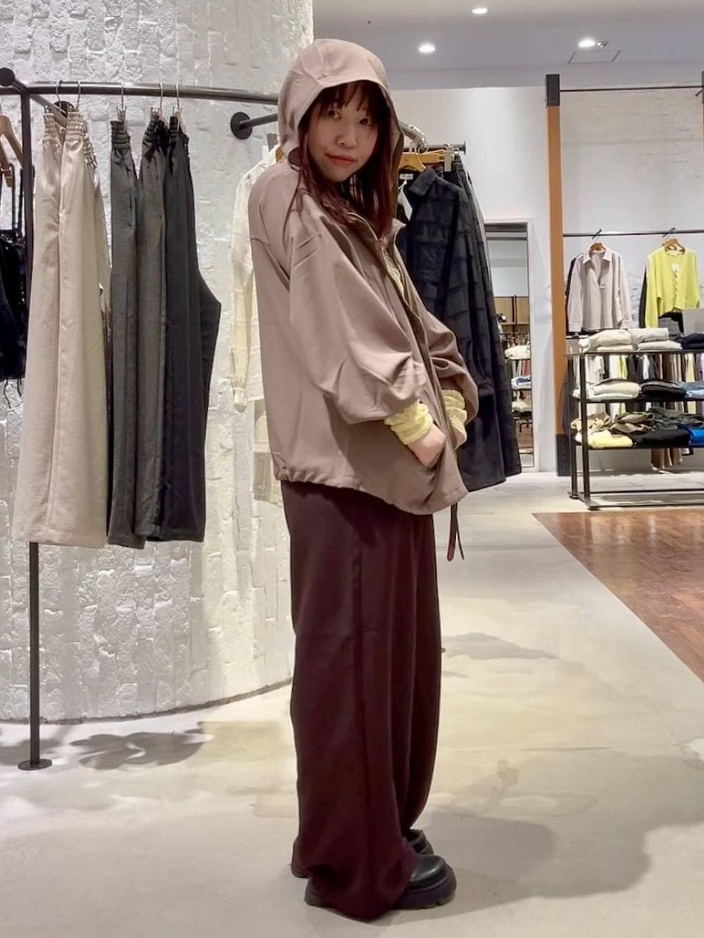 ブラウン系のブルゾン、ブラック系のその他シューズ、ブラウン系のその他パンツを着用したレディースの春コーディネートの7枚目の写真