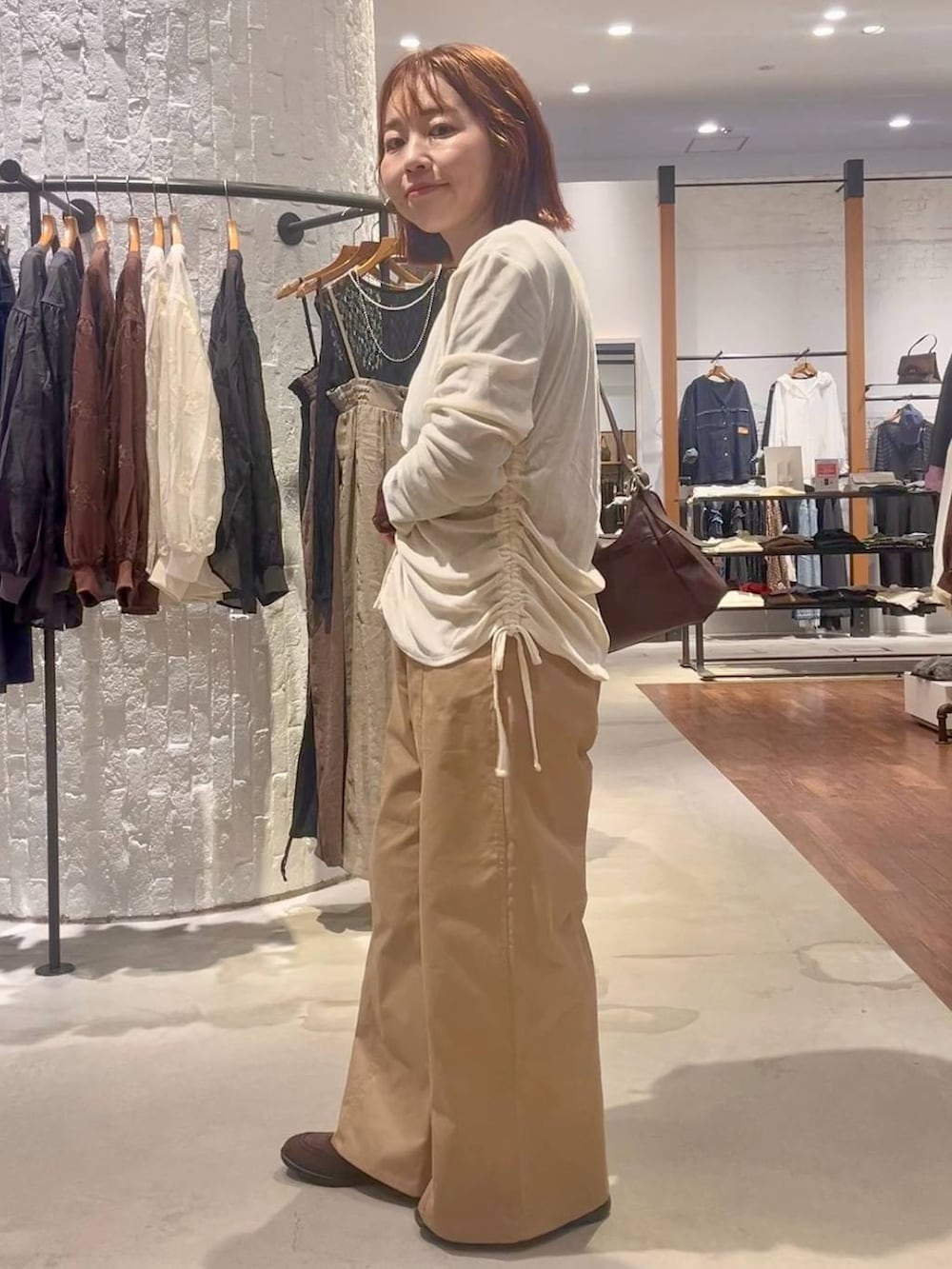 ブラウン系のパンプス、ベージュ系のその他パンツ、ブラウン系のTシャツ/カットソーを着用したレディースの秋コーディネートの4枚目の写真