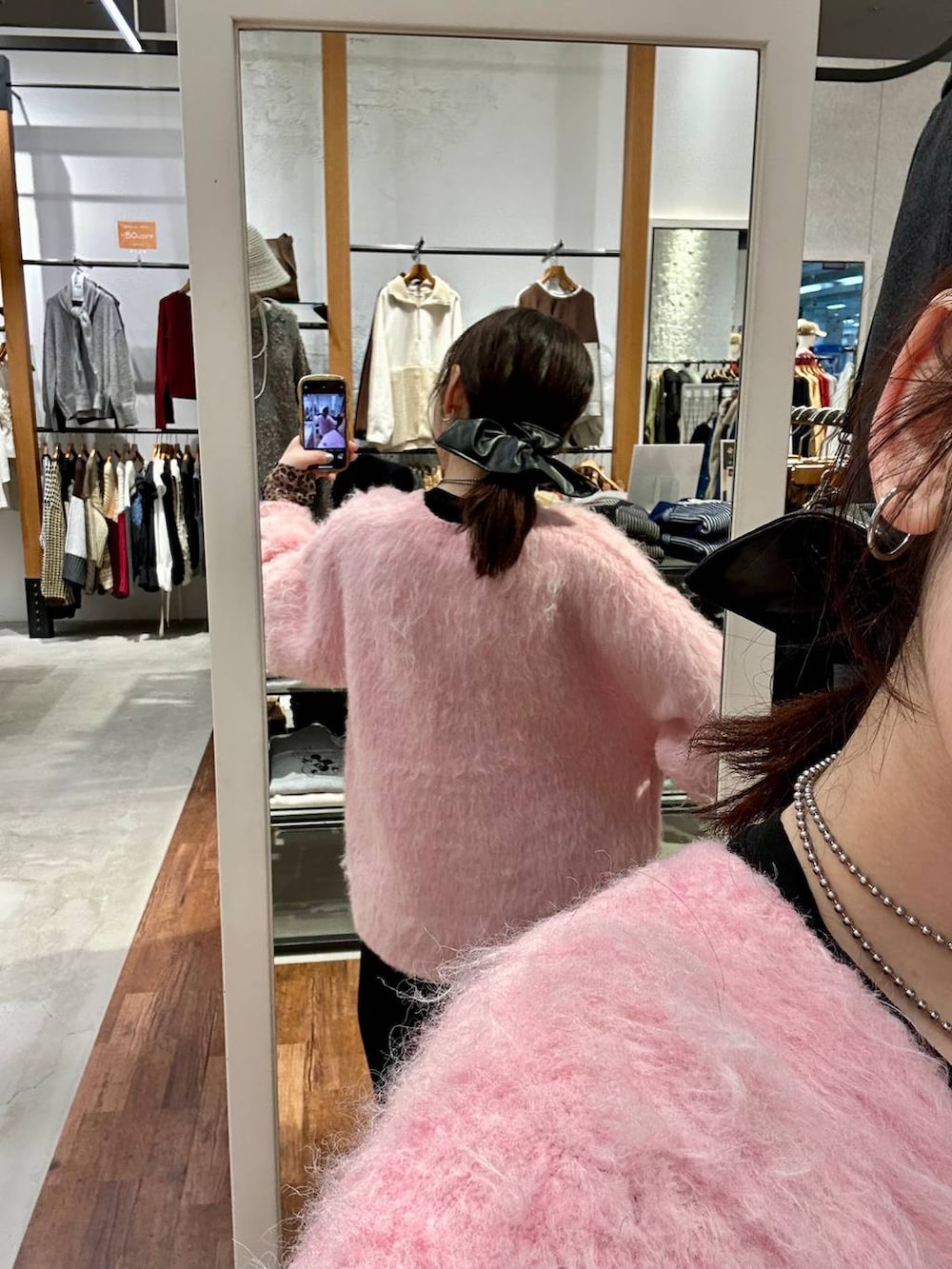 その他のTシャツ/カットソー、ブラック系のその他パンツ、ピンク系のカーディガン/ボレロを着用したレディースの秋コーディネートの4枚目の写真