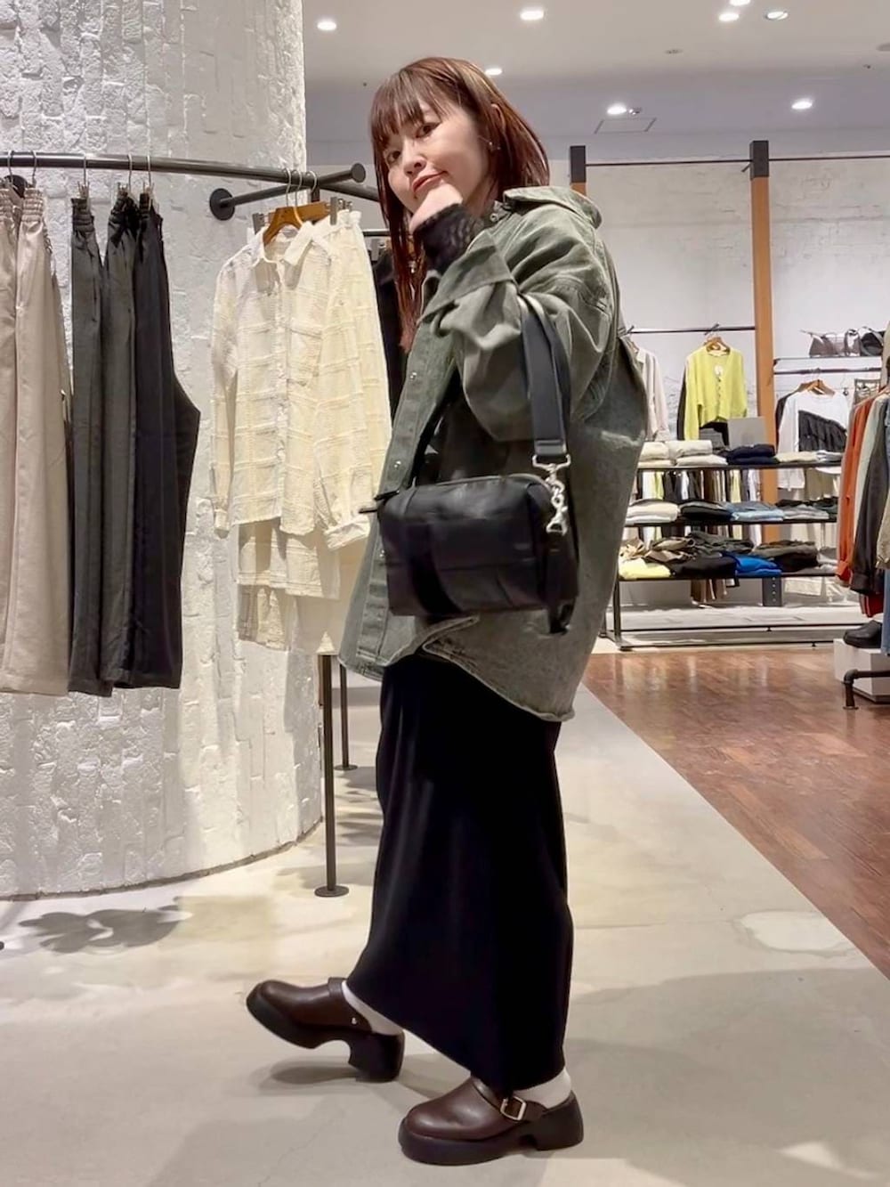 ブラウン系のサンダル、グリーン系のシャツ/ブラウス、グレー系のTシャツ/カットソーを着用したレディースの春コーディネートの3枚目の写真