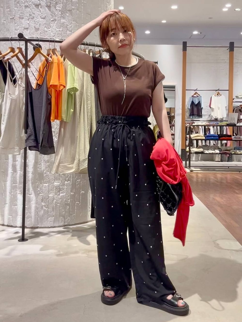 ブラック系のサンダル、ブラック系のその他パンツ、ブラック系のハンドバッグを着用したレディースの夏コーディネートの6枚目の写真