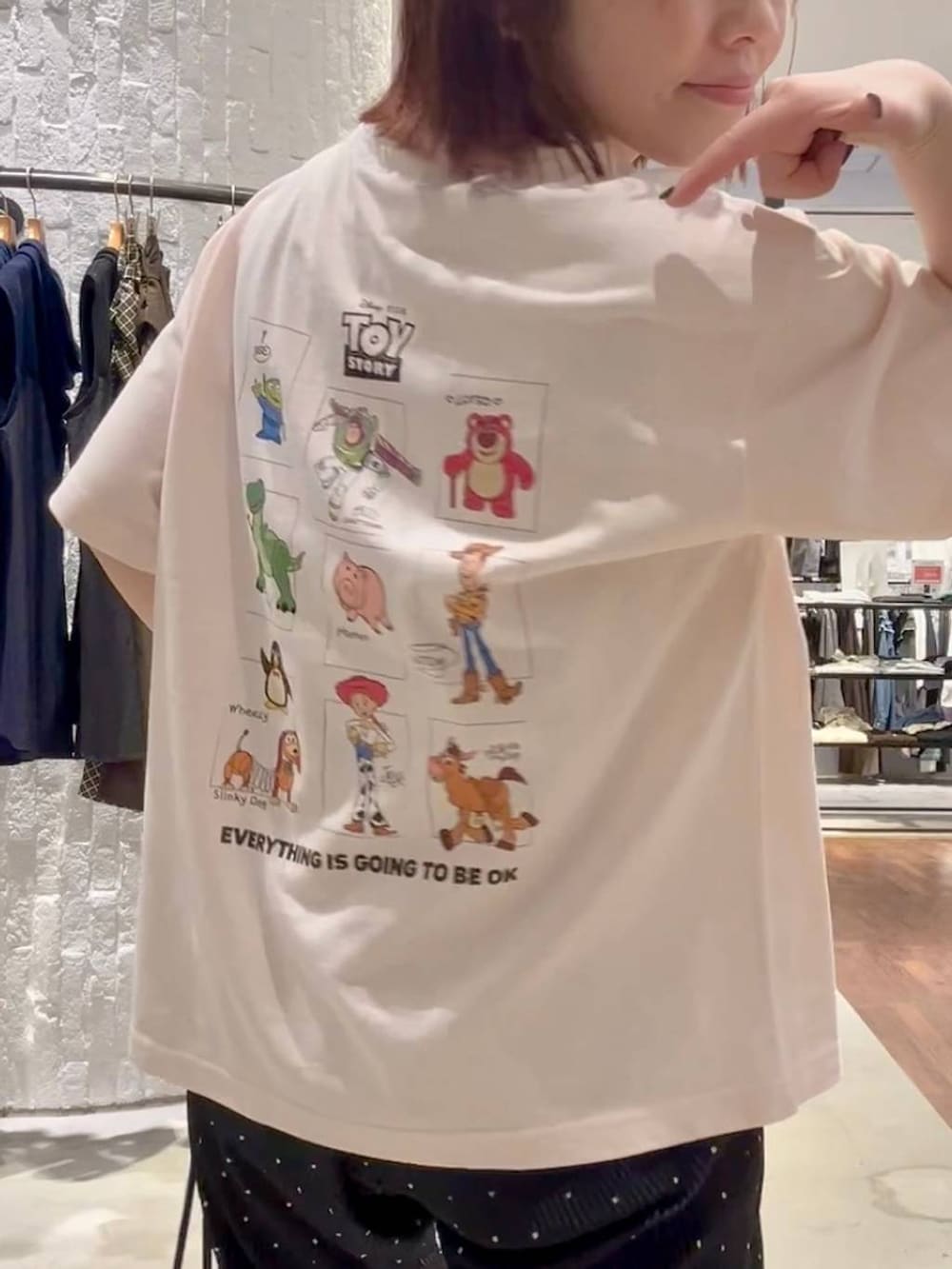 その他のその他パンツ、レッド系のスニーカー、ブラック系のショルダーバッグを着用したレディースの夏コーディネートの6枚目の写真