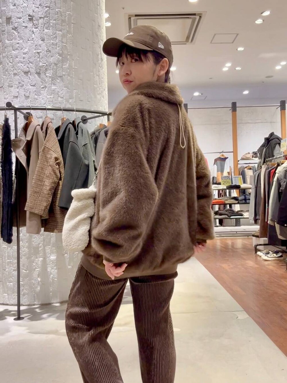 ブラウン系のブルゾン、イエロー系のニット/セーター、ベージュ系のその他シューズを着用したレディースの秋コーディネートの4枚目の写真