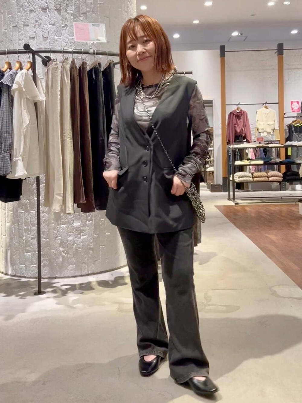 グレー系のその他アウター、グレー系のTシャツ/カットソー、ブラック系のパンプスを着用したレディースの秋コーディネートの2枚目の写真