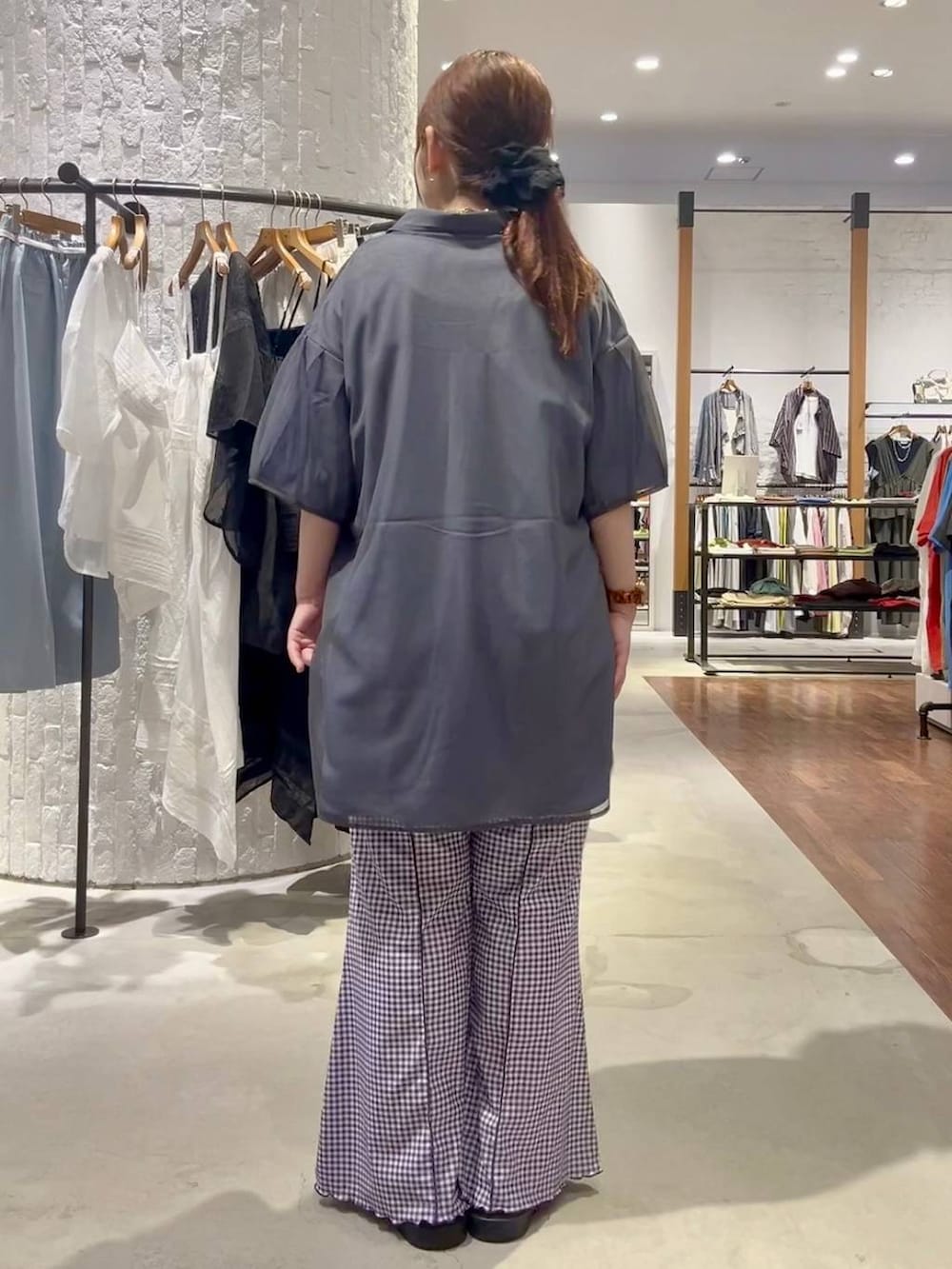 ブラック系のサンダル、パープル系のその他パンツ、パープル系のシャツ/ブラウスを着用したレディースの夏コーディネートの4枚目の写真