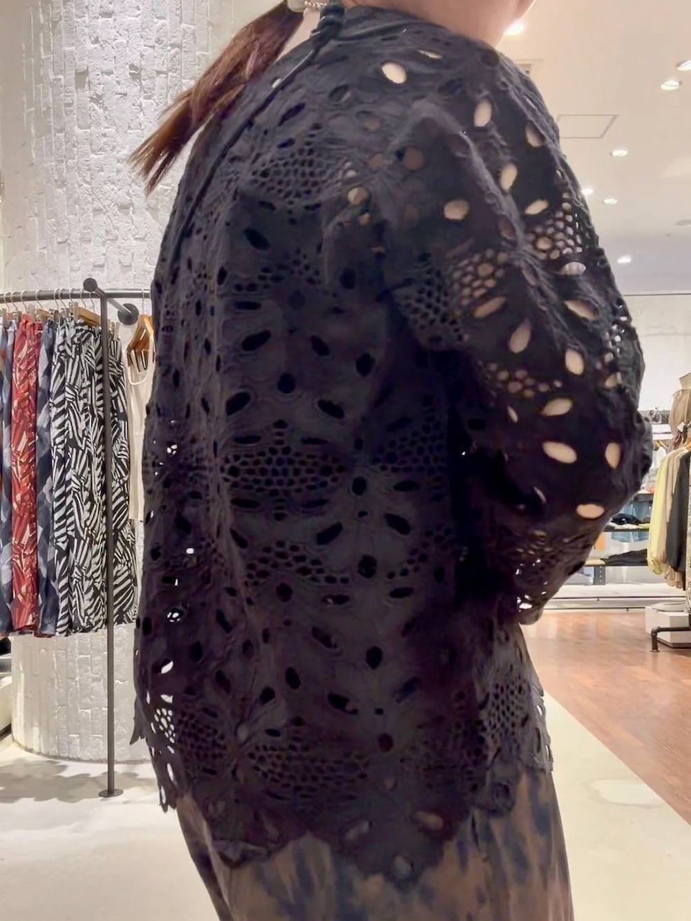 ブルー系のスニーカー、ブラウン系のその他パンツ、ブラック系のショルダーバッグを着用したレディースの春コーディネートの7枚目の写真