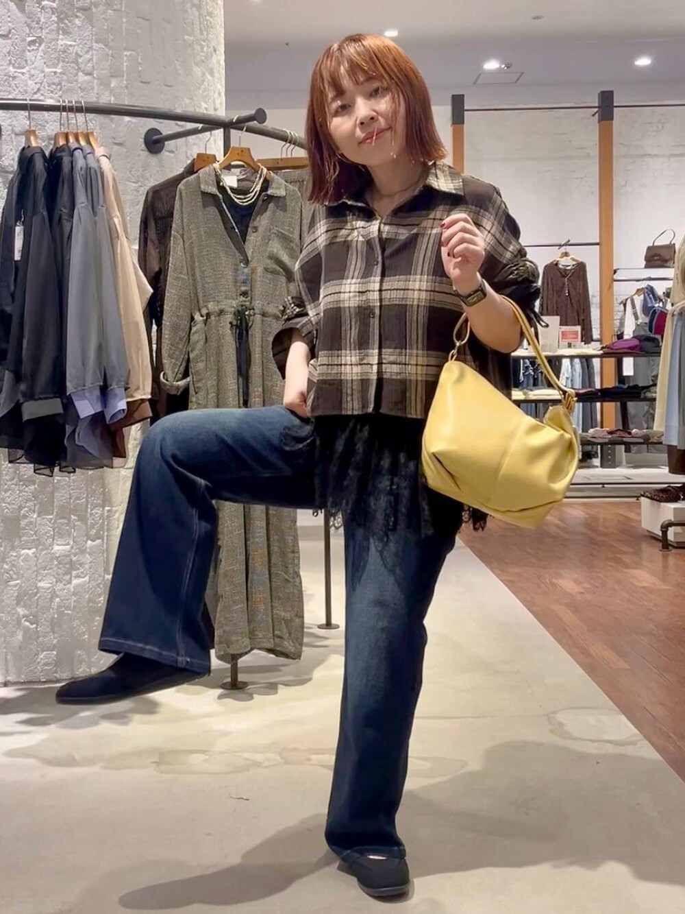 ブラック系のパンプス、ブラウン系のシャツ/ブラウス、イエロー系のショルダーバッグを着用したレディースの夏コーディネートの6枚目の写真