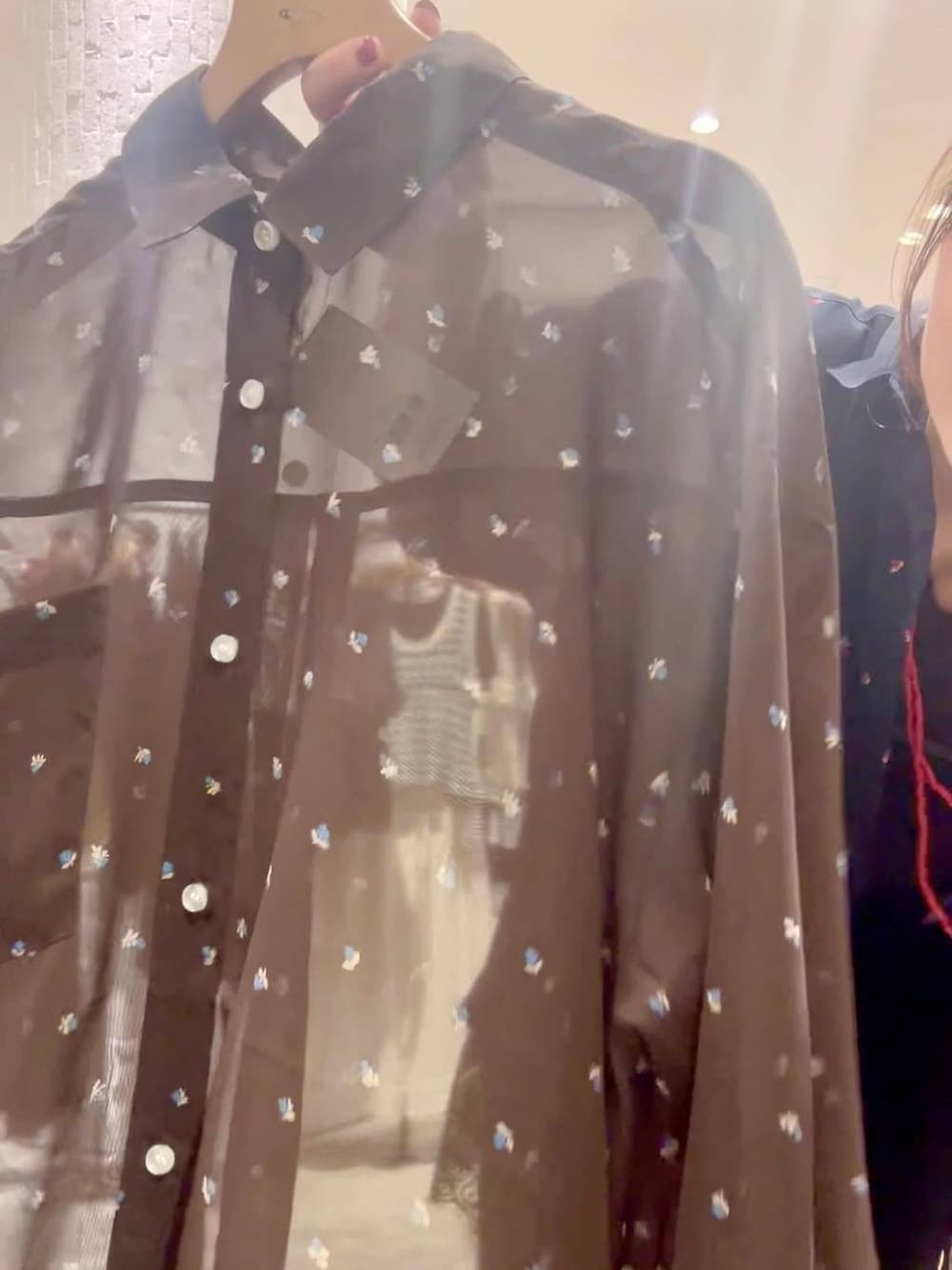 ブラック系のその他パンツ、その他のサンダル、ブラック系のTシャツ/カットソーを着用したレディースの夏コーディネートの8枚目の写真