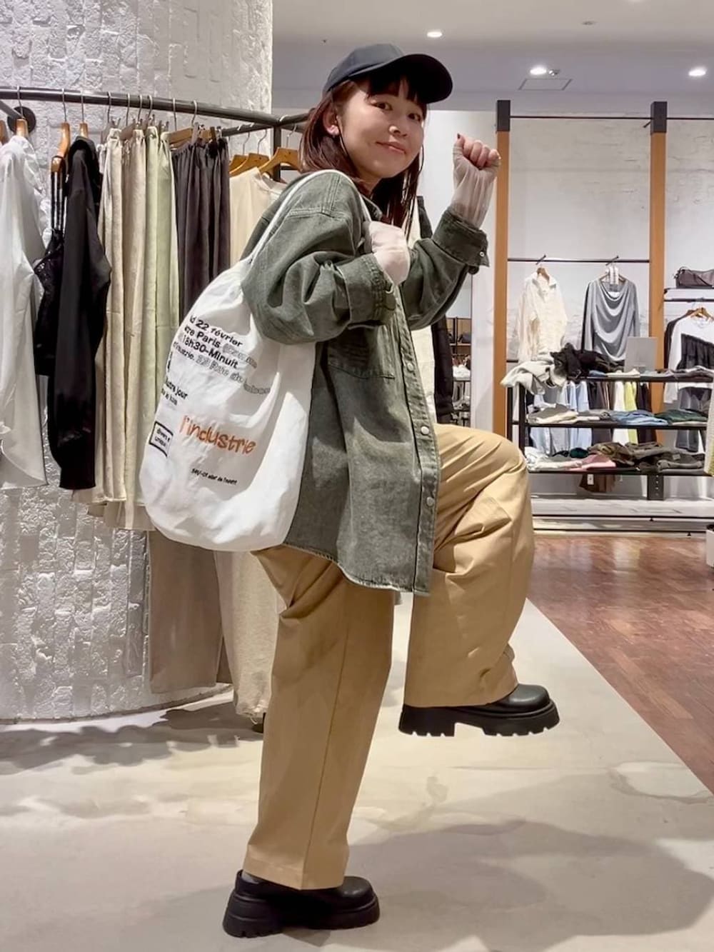 ホワイト系のTシャツ/カットソー、グリーン系のシャツ/ブラウス、ブラック系のその他シューズを着用したレディースの春コーディネートの5枚目の写真