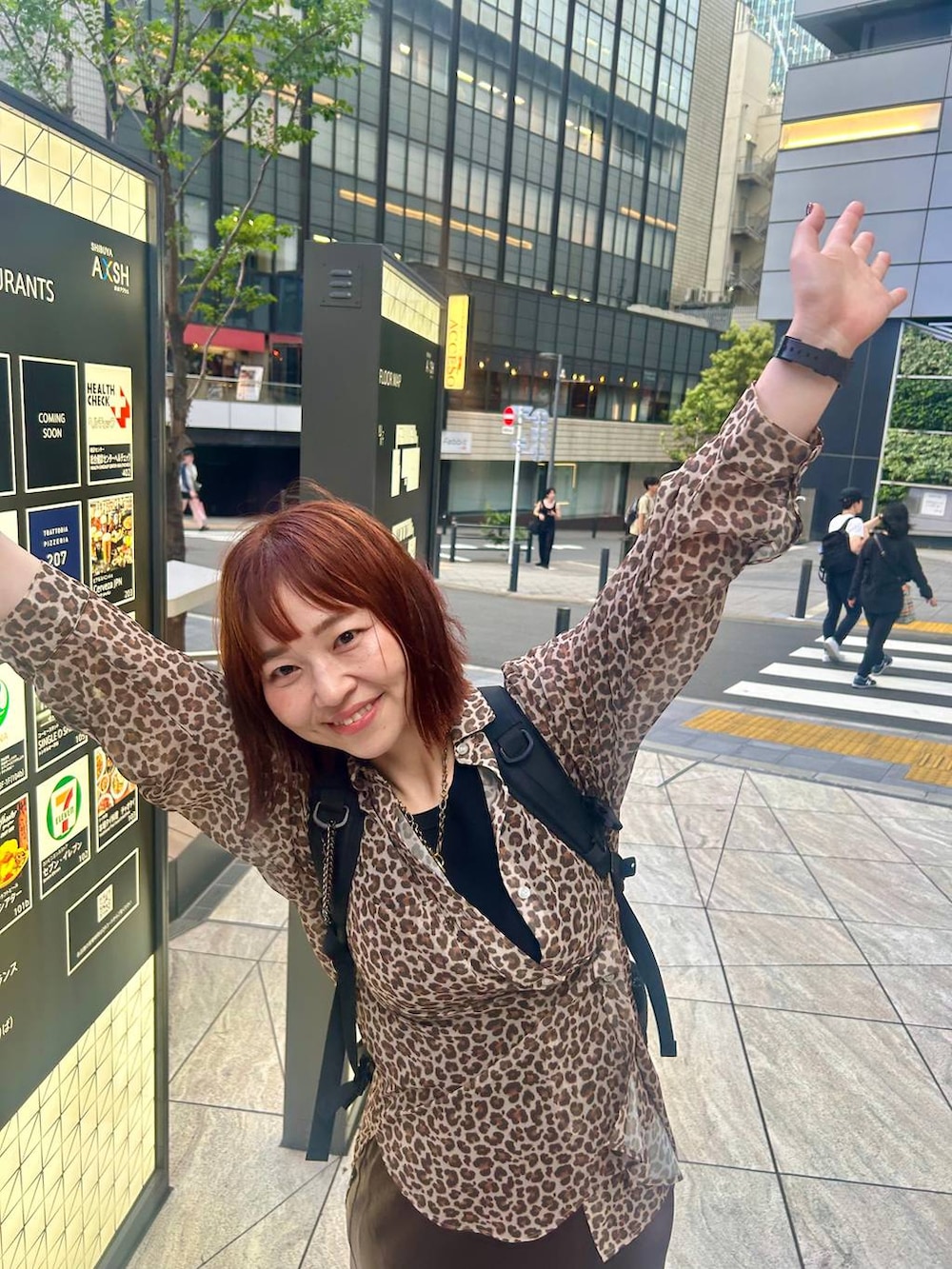 ブラウン系のスカート、ブラック系のスニーカー、その他のシャツ/ブラウスを着用したレディースの夏コーディネートの9枚目の写真