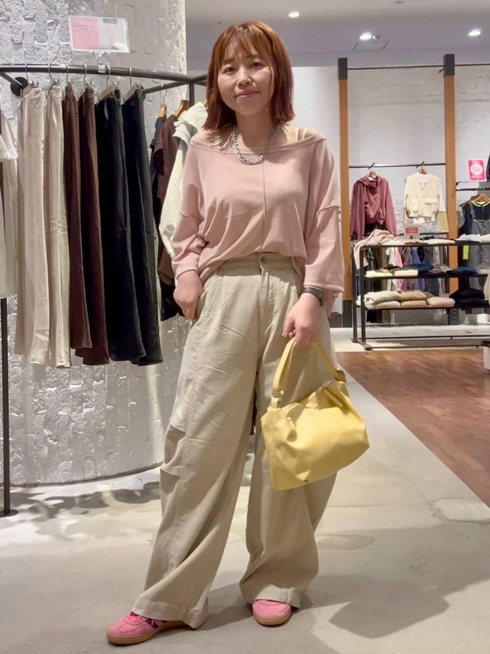 ベージュ系のその他パンツ、イエロー系のショルダーバッグ、ピンク系のTシャツ/カットソーを着用したレディースの秋コーディネートの3枚目の写真