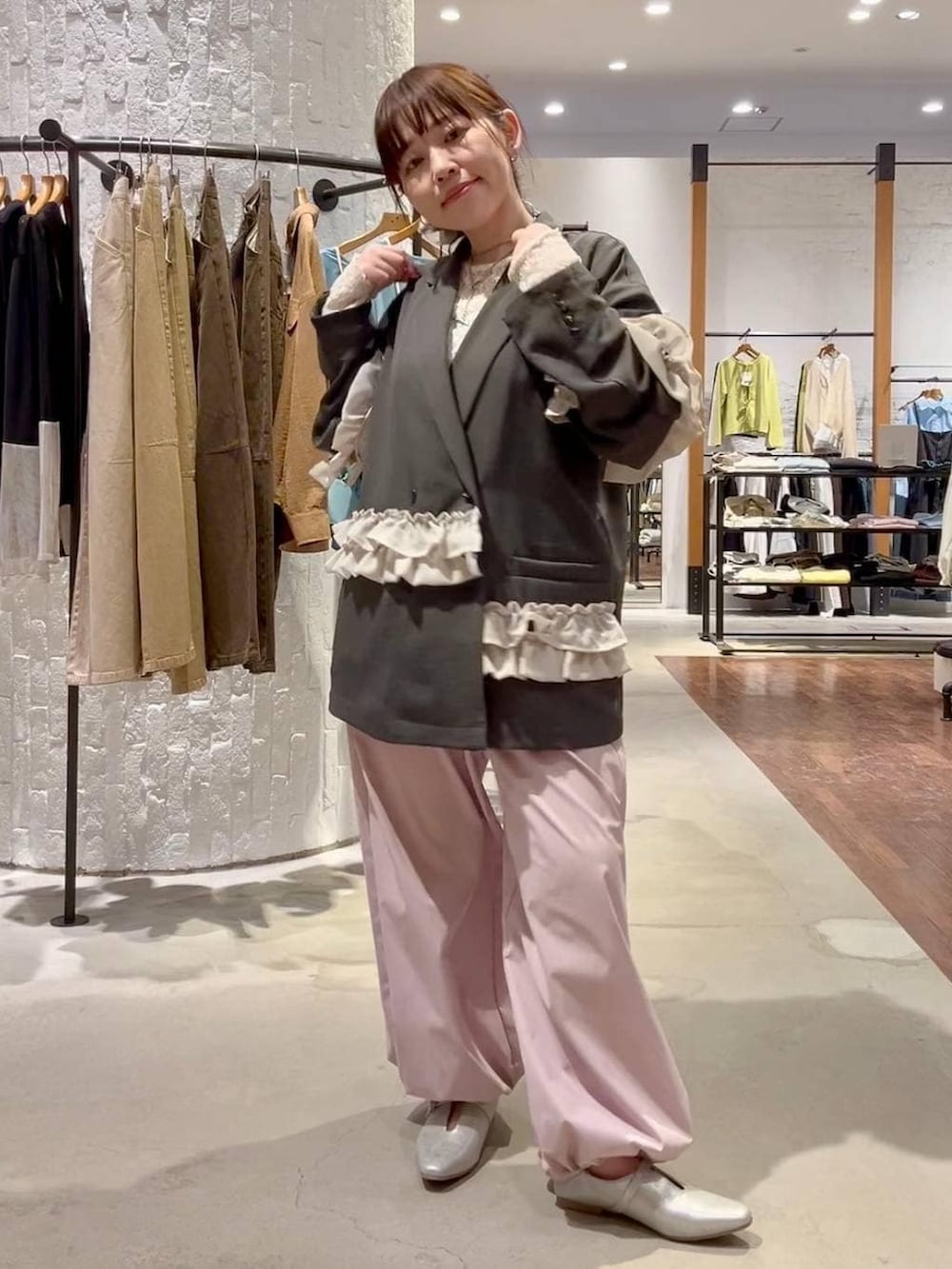 ブラック系のショルダーバッグ、ピンク系のその他パンツ、ホワイト系のシャツ/ブラウスを着用したレディースの春コーディネートの2枚目の写真