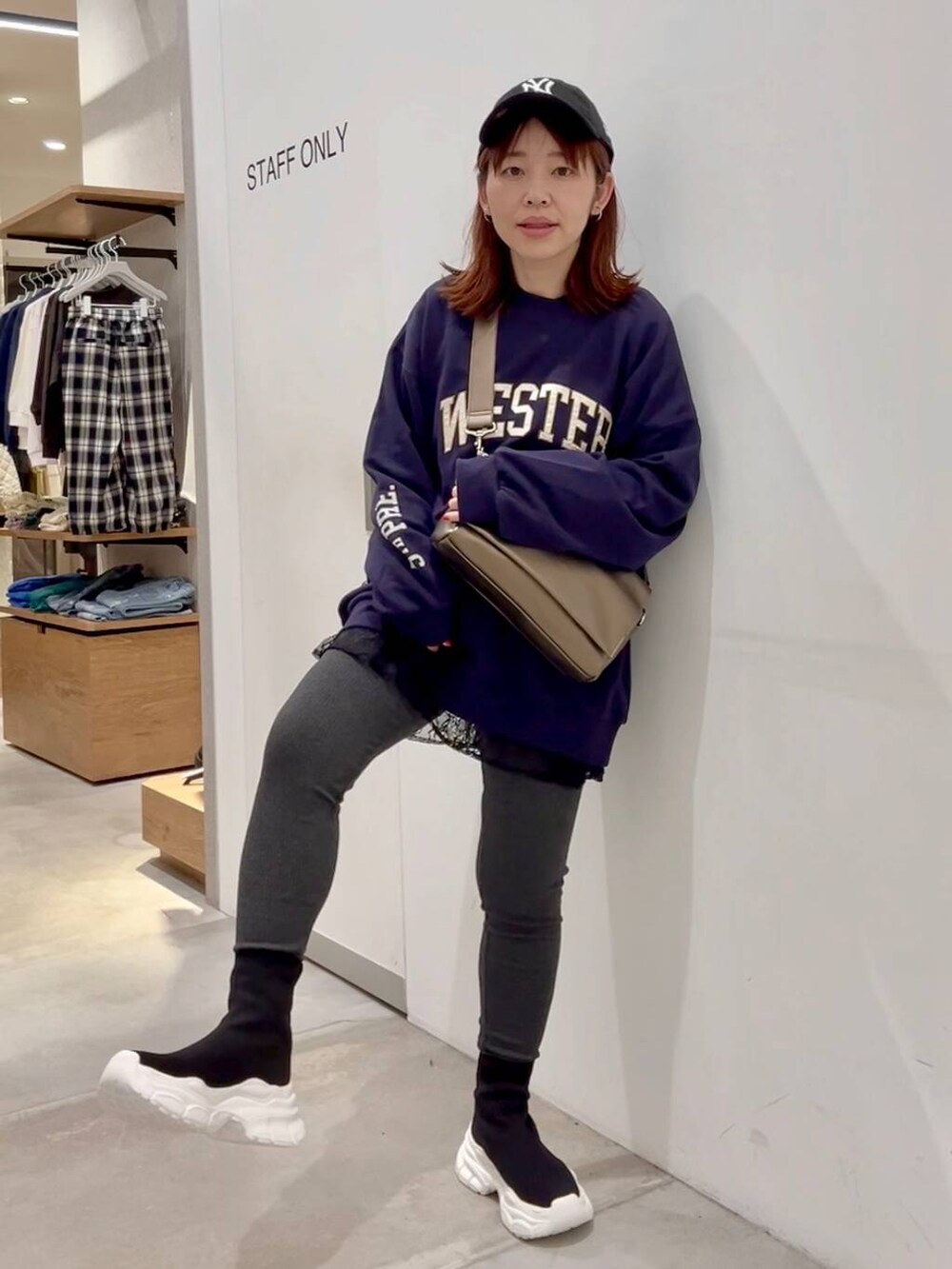 その他のショルダーバッグ、ブラック系のTシャツ/カットソー、ブラック系のブーツを着用したレディースの秋コーディネートの2枚目の写真