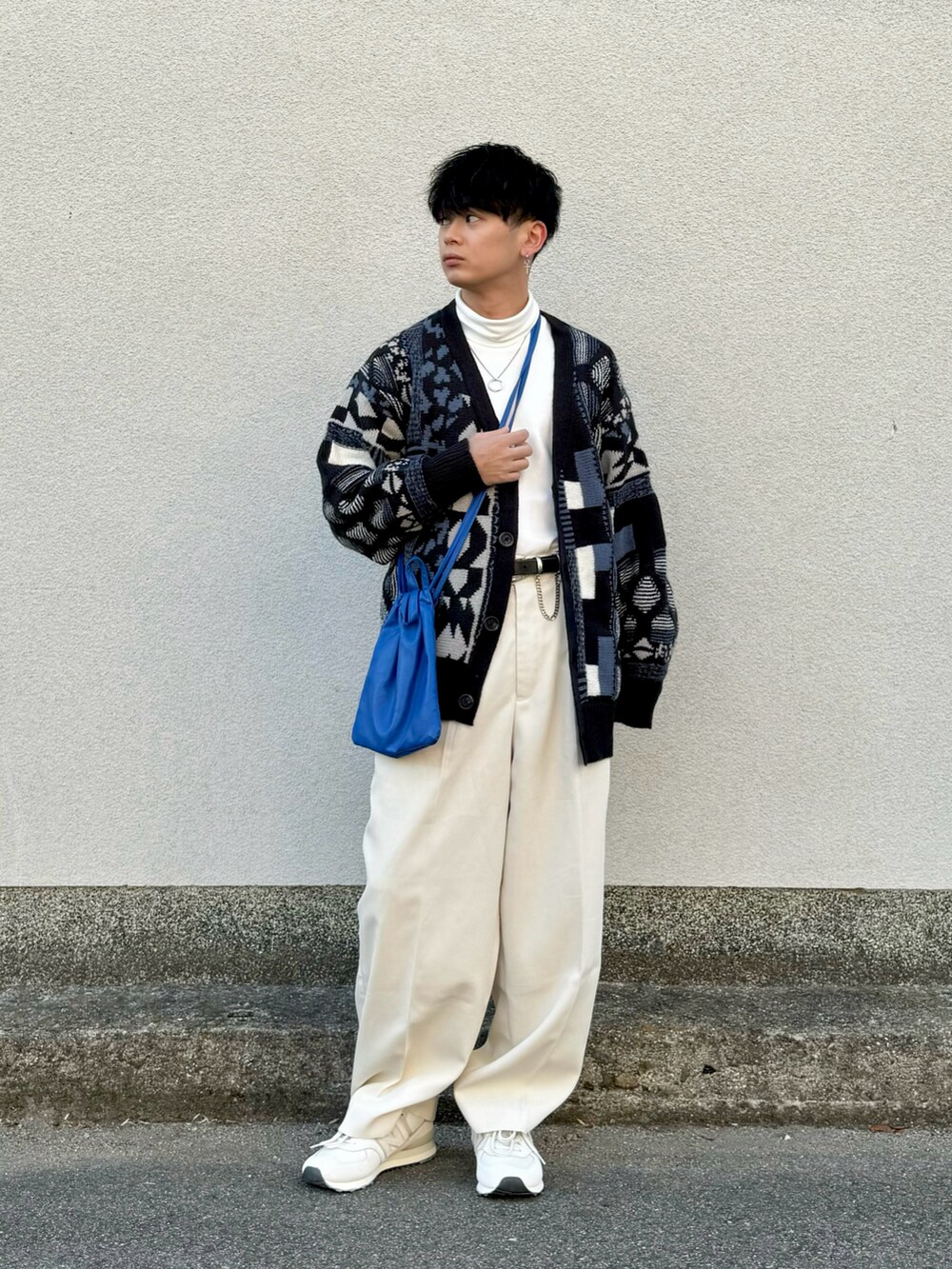 「プチプラ、カーディガン、タートルネック、タックイン、ミニバッグ、休日スタイル、スラックス、クリスマスに着たい服、ホワイトコーデ、おでかけコーデ、ショルダーバッグ、スニーカー、厚底シューズ、大学生、やーこん好きな人と繋がりたい」｜「Naive magicの【a】ダブルジャガード オーバーサイズ ３Dニットカーディガン（カーディガン/ボレロ、ブルー系）」を使った、やーこん🦊︎︎︎︎︎︎︎︎︎︎︎︎☑︎さん（メンズ・172cm）の冬コーディネートの2枚目の写真