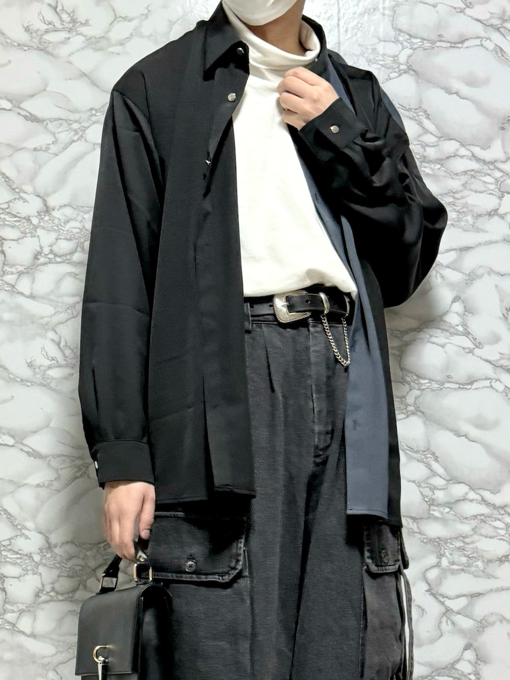 ブラック系のシャツ/ブラウス、グレー系のカーゴパンツ、ブラック系のローファーを着用したメンズの春コーディネートの2枚目の写真