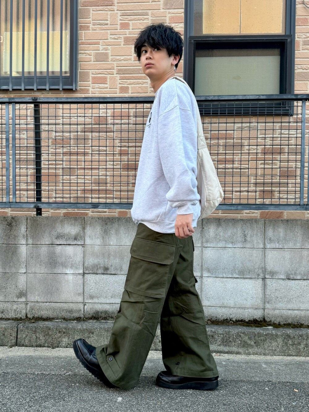 「ファッションを楽しもう、休日スタイル、スウェット、ビッグシルエット、プチプラ、厚底シューズ、お出かけコーデ、カジュアルコーデ、今日のコスメと服、カーゴパンツ、ショルダーバッグ、シンプルコーデ、たすき掛け、秋コーデ、フレアパンツ」｜「ILL'Sの23AW イラストバックプリント / ワンポイント刺繍 ビッグシルエットプルオーバースウェット カットソー ユニセックス【ILL'S】（スウェット、グレー系）」を使った、やーこん🦊︎︎︎︎︎︎︎︎︎︎︎︎☑︎さん（メンズ・172cm）の秋コーディネートの3枚目の写真