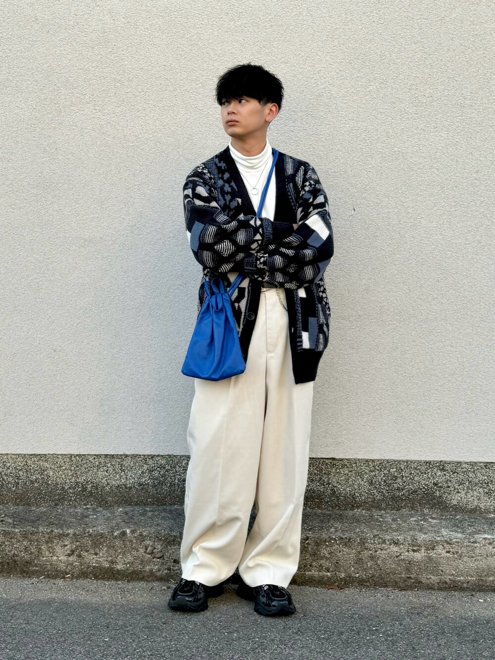 「プチプラ、カーディガン、タートルネック、タックイン、ミニバッグ、休日スタイル、スラックス、クリスマスに着たい服、ホワイトコーデ、おでかけコーデ、ショルダーバッグ、スニーカー、厚底シューズ、大学生、やーこん好きな人と繋がりたい」｜「Naive magicの【a】ダブルジャガード オーバーサイズ ３Dニットカーディガン（カーディガン/ボレロ、ブルー系）」を使った、やーこん🦊︎︎︎︎︎︎︎︎︎︎︎︎☑︎さん（メンズ・172cm）の冬コーディネートの3枚目の写真