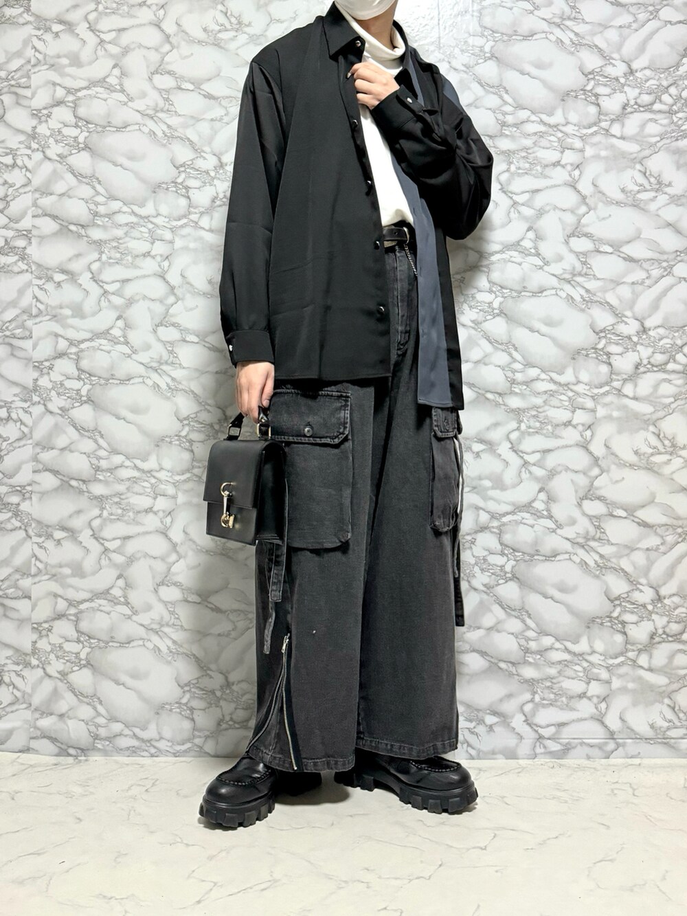 ブラック系のシャツ/ブラウス、グレー系のカーゴパンツ、ブラック系のローファーを着用したメンズの春コーディネートの3枚目の写真