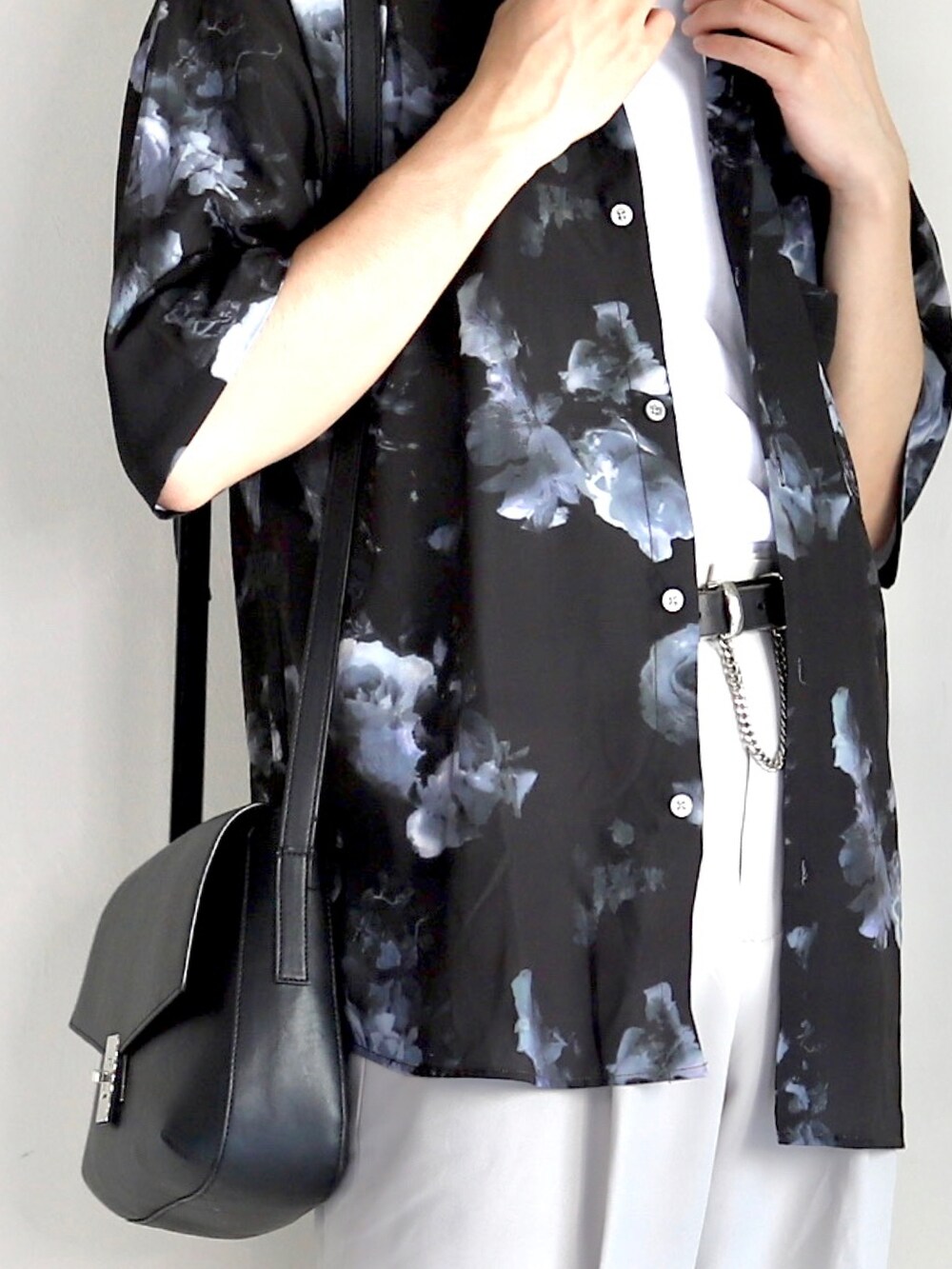 「初夏コーデ、WEARyouthコーデ、柄シャツ、シャツスタイル、モノトーン、休日スタイル、プチプラ、ショルダーバッグ、韓国ファッション、シンプルコーデ、ビッグシルエット、ミニバッグ、お出かけコーデ、淡色コーデ、きれいめカジュアル」｜「Naive magicの【a】とろみシルクタッチポリエステル 総柄半袖ビッグシャツ/ルーズシルエットシャツ（シャツ/ブラウス、ブラック系）」を使った、やーこん🦊︎︎︎︎︎︎︎︎︎︎︎︎☑︎さん（メンズ・172cm）の夏コーディネートの2枚目の写真