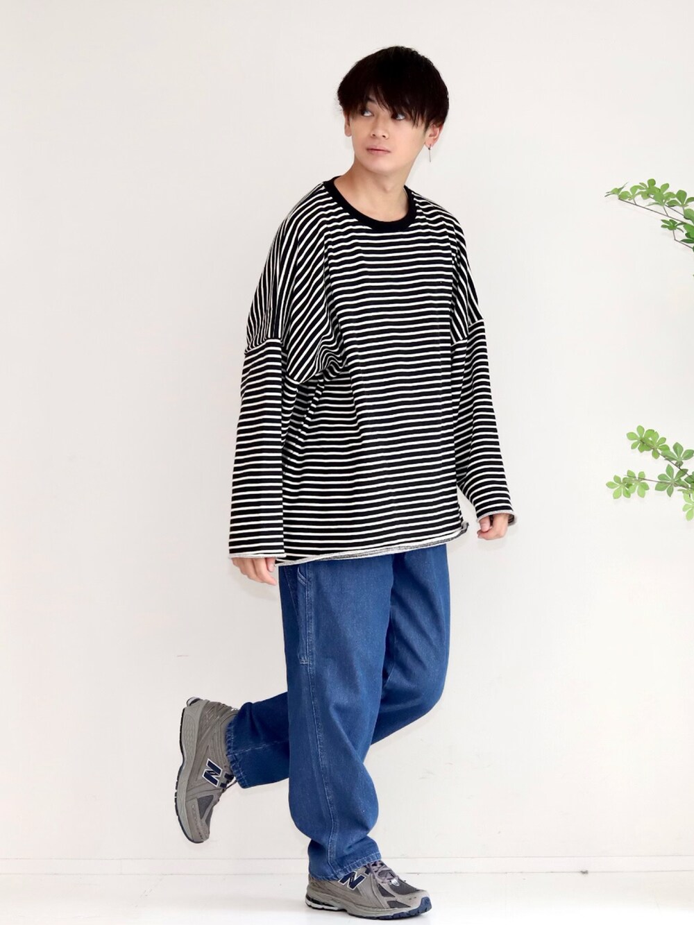 「ボーダー、デニム、休日スタイル、大学生、やーこん好きな人と繋がりたい、プチプラ、韓国ファッション、ロンT、ビッグシルエット、秋コーデ、New Balance、シンプルコーデ、カジュアルコーデ、スニーカー」｜「ATTENTIONの【メディア紹介商品】【ATTENTION】BIGボーダー裾ダメージロンT　/韓国セレクト/オーバーサイズ/ビッグシルエット/（Tシャツ/カットソー、ブラック系）」を使った、やーこん🦊︎︎︎︎︎︎︎︎︎︎︎︎☑︎さん（メンズ・172cm）の秋コーディネートの2枚目の写真
