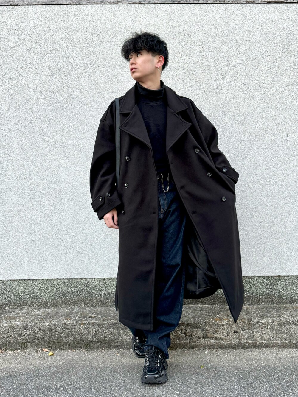 「シンプルコーデ、ロングコート、ビッグシルエット、プチプラ、ショルダーバッグ、コート、お出かけコーデ、休日スタイル、デニム、タートルネック、冬コーデ、ミニバッグ、大学生、やーこん好きな人と繋がりたい、きれいめカジュアル」｜「UNIQLOのアイテム（Tシャツ/カットソー、ブラック系）」を使った、やーこん🦊︎︎︎︎︎︎︎︎︎︎︎︎☑︎さん（メンズ・172cm）の冬コーディネートの3枚目の写真