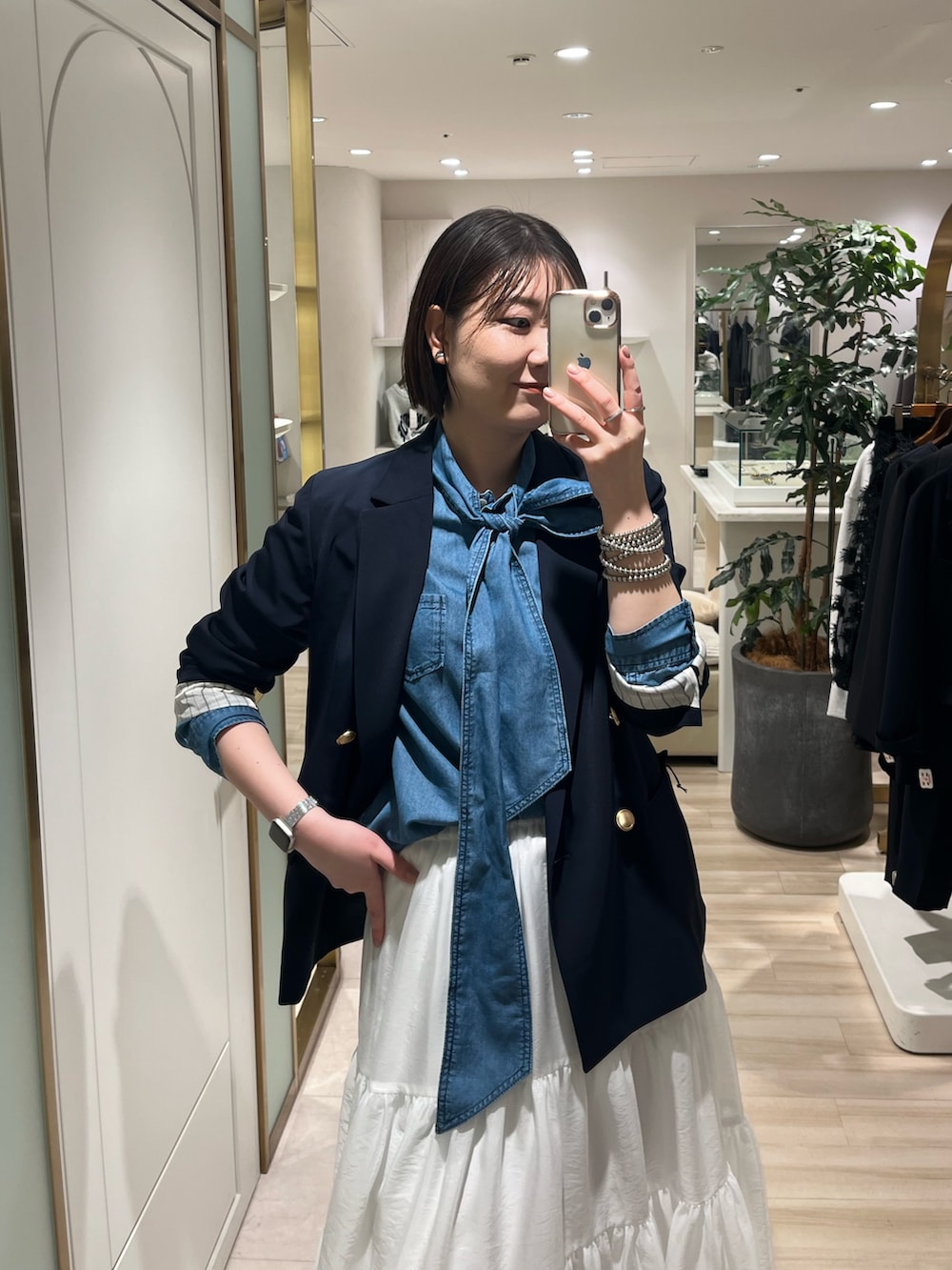 ホワイト系のスカート、ブルー系のテーラードジャケット、ブルー系のシャツ/ブラウスを着用したレディースの冬コーディネートの2枚目の写真