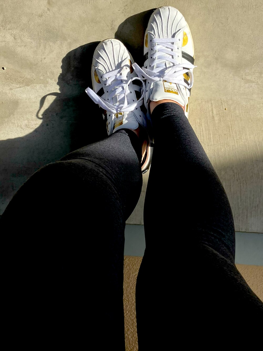 ホワイト系のスニーカーを着用したレディースの冬コーディネートの3枚目の写真