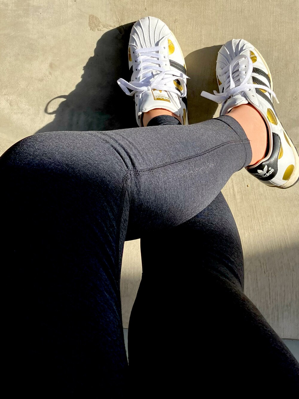 ホワイト系のスニーカーを着用したレディースの冬コーディネートの2枚目の写真