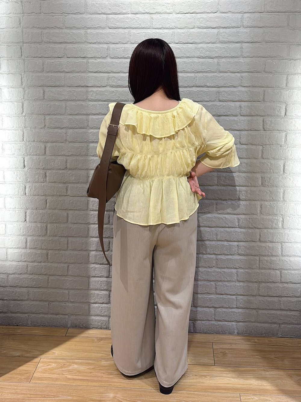 ベージュ系のその他パンツ、ブラウン系のローファー、イエロー系のシャツ/ブラウスを着用したレディースの夏コーディネートの3枚目の写真