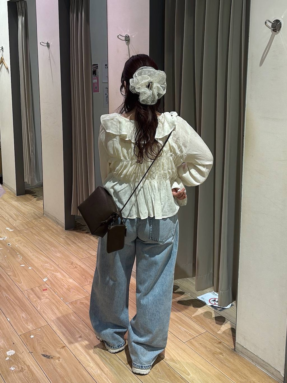 ブルー系のデニムパンツ、ホワイト系のキャミソール、ホワイト系のシャツ/ブラウスを着用したレディースの春コーディネートの3枚目の写真