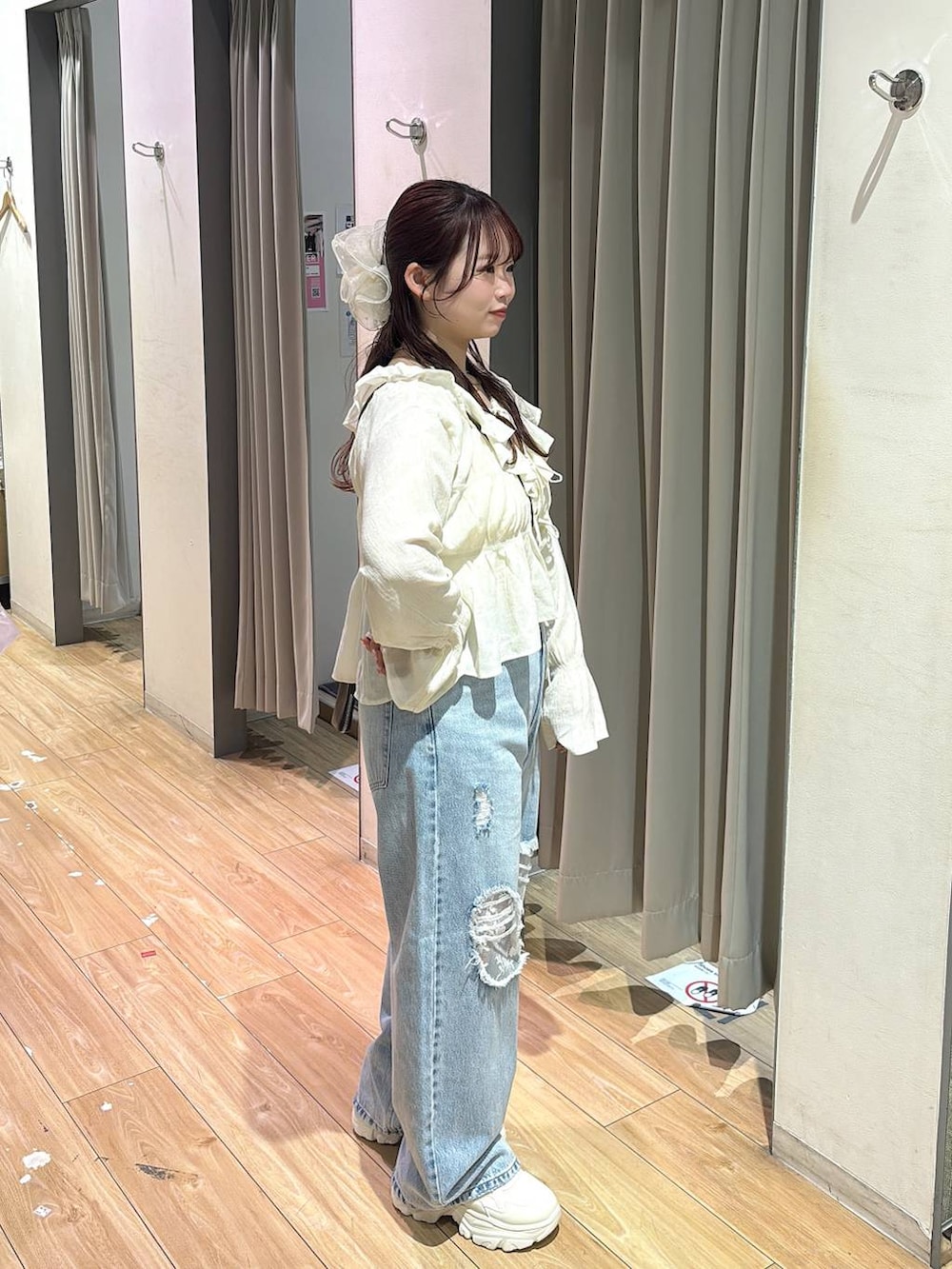 ブルー系のデニムパンツ、ホワイト系のキャミソール、ホワイト系のシャツ/ブラウスを着用したレディースの春コーディネートの4枚目の写真