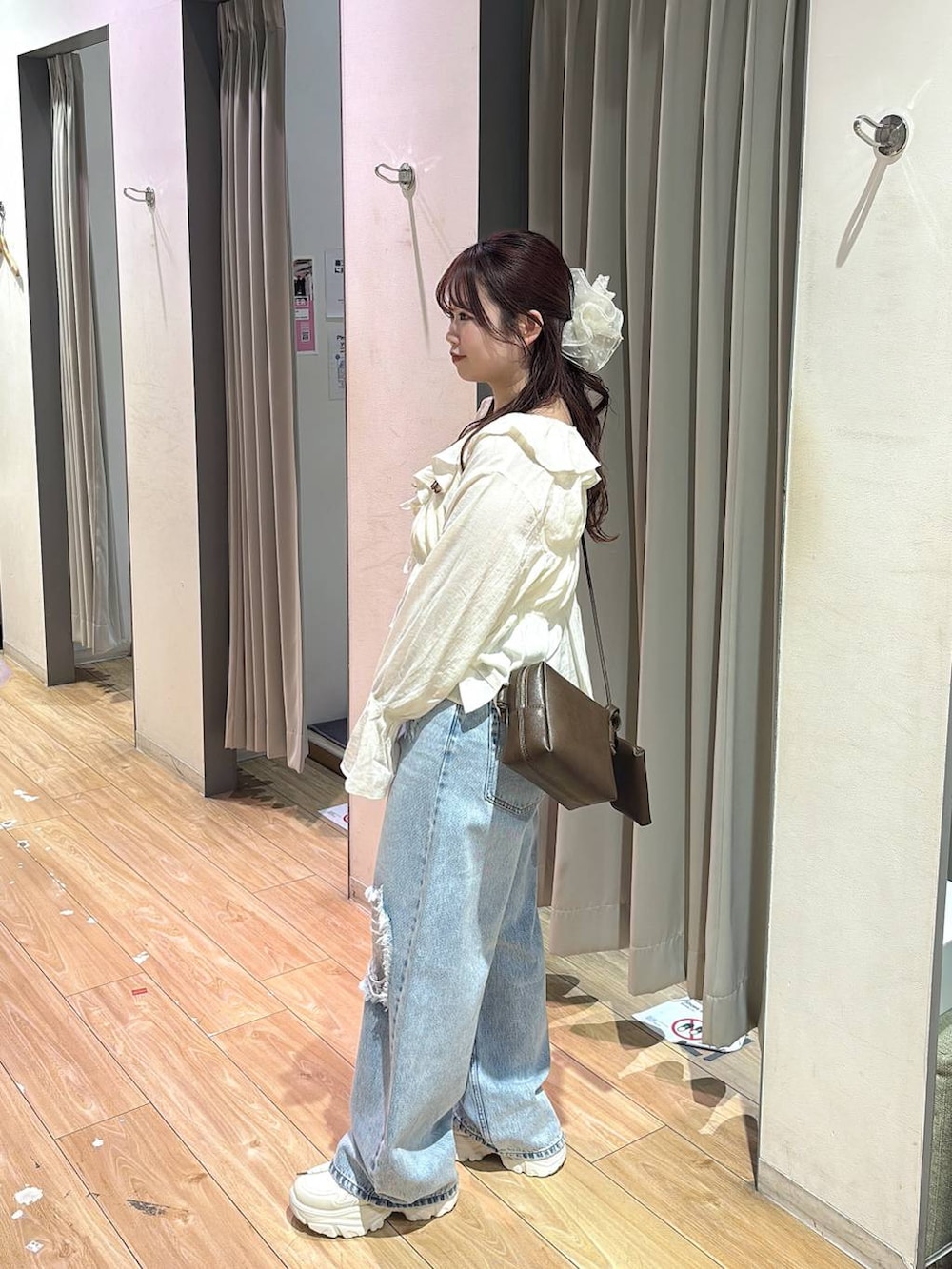 ブルー系のデニムパンツ、ホワイト系のキャミソール、ホワイト系のシャツ/ブラウスを着用したレディースの春コーディネートの2枚目の写真