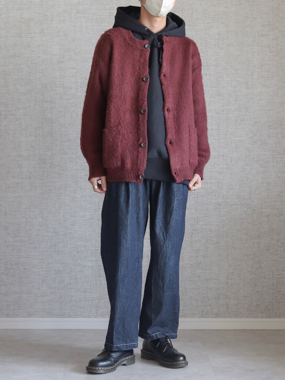 「CASPER JOHN、カーディガン、パーカー、GU、WYM、冬服、モヘアカーディガン、デニムパンツ、デニム、革靴、Dr.Martens、ドクターマーチン」|「CASPER JOHNのMohair wool mix cardigan/モヘアウールミックスカーディガン(カーディガン/ボレロ、レッド系)」を使った、Laitoさん(メンズ・169cm)の秋コーディネートの2枚目の写真