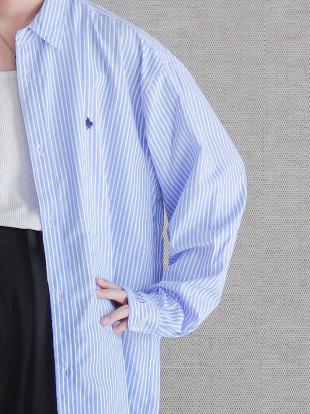 「confirm、コンファーム、ハーフパンツ、短パン、ストライプシャツ、ロゴT、nautica、スニーカー、ニューバランス」|「ILL'Sの23SS ツイル / デニム シェフショーツ シェフパンツ ハーフパンツ【ILL'S 】(デニムパンツ、ホワイト系)」を使った、Laitoさん(メンズ・169cm)の春コーディネートの2枚目の写真