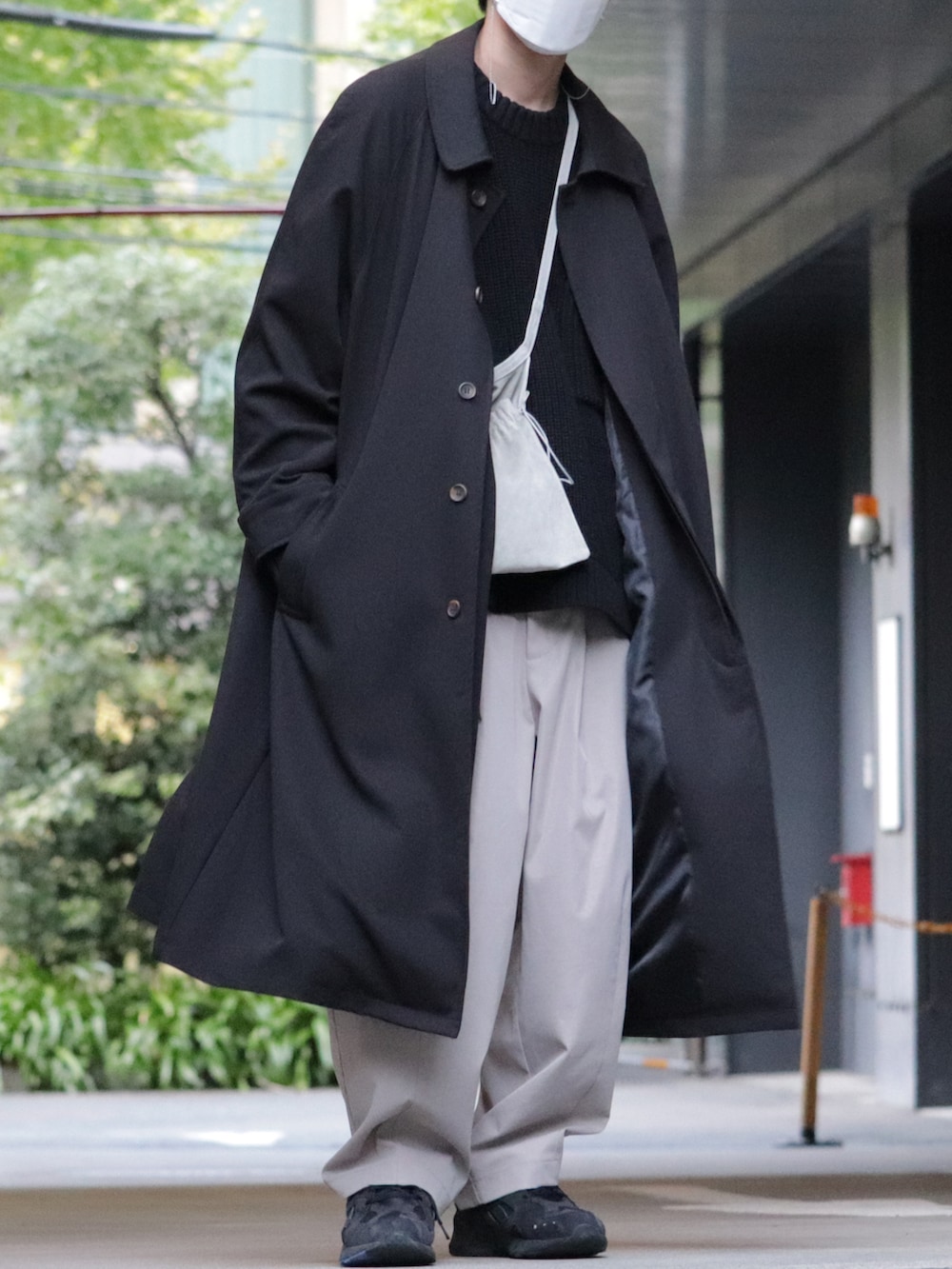 「スニーカー、カラーパンツ、ステンカラーコート、ロングコート、スニーカーコーデ、GU、白スニーカー、プチプラ、Hender Scheme、巾着バッグ、ジーユー、淡色コーデ、くすみカラー、remer」｜「remerのloose soutien collar long coat/ルーズステンカラーコート（ステンカラーコート、ブラック系）」を使った、Laitoさん（メンズ・169cm）の秋コーディネートの2枚目の写真
