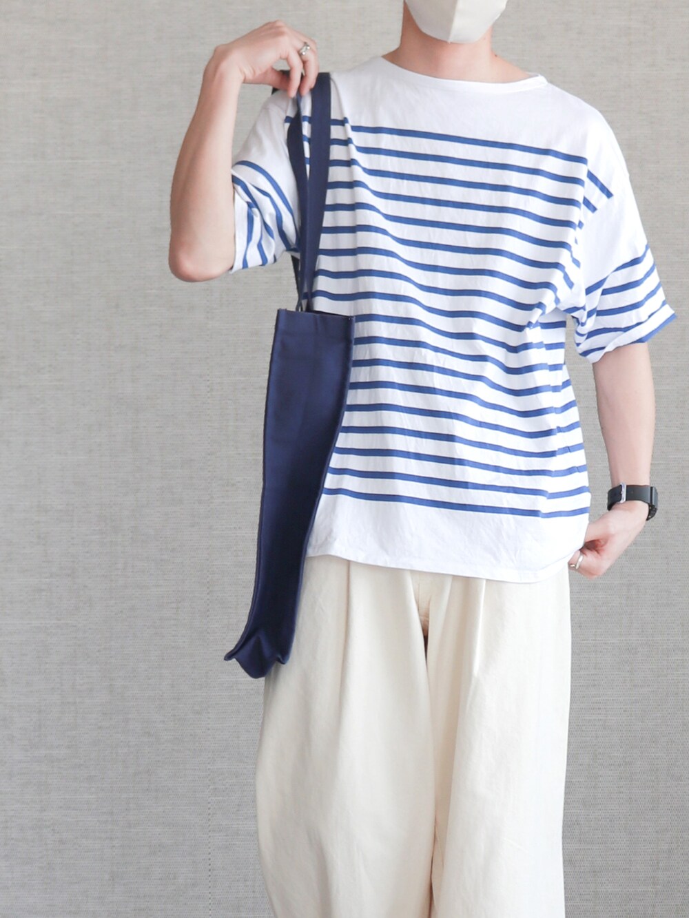 「ボーダー、ワイドパンツ、白パンツ、スニーカー、スニーカーコーデ、トートバッグ、URBAN RESEARCH DOORS、FORK&SPOON、ニューバランス、STUDIONICHOLSON、MHL.、きれいめカジュアル、爽やかコーデ、シンプルスタイル、夏コーデ」｜「URBAN RESEARCH DOORSの『XLサイズ/WEB限定』パネルボーダーショートスリーブバスクシャツ（Tシャツ/カットソー、ブルー系）」を使った、Laitoさん（メンズ・169cm）の春コーディネートの2枚目の写真