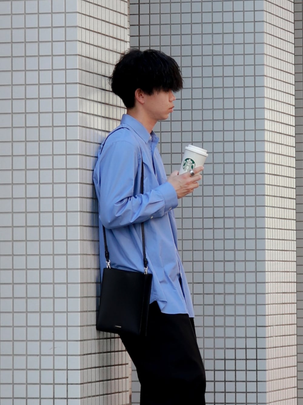 「秋っぽコーデ更新中、青シャツ、シャツスタイル、ワイドパンツ、スニーカー、シンプルコーデ、バッグ、EMMA  CLOTHES、ATON、コンバース、converse」｜「ATONの【ATON / エイトン】SUVIN BROAD STANDARD SHIRT / スヴィンブロードスタンダードシャツ（シャツ/ブラウス、ブルー系）」を使った、Laitoさん（メンズ・169cm）の秋コーディネートの2枚目の写真