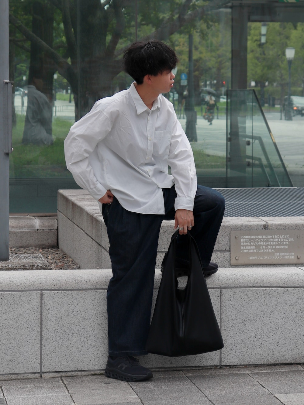 「秋っぽコーデ更新中、ワイドパンツ、スニーカー、秋コーデ、デニム、シャツスタイル、白シャツ、ワイドデニム、黒スニーカー、休日コーデ、秋服、シンプル、きれいめ」｜「chucllaのワンウォッシュ ワイドデニムパンツ chw23a077（デニムパンツ、ブルー系）」を使った、Laitoさん（メンズ・169cm）の秋コーディネートの2枚目の写真